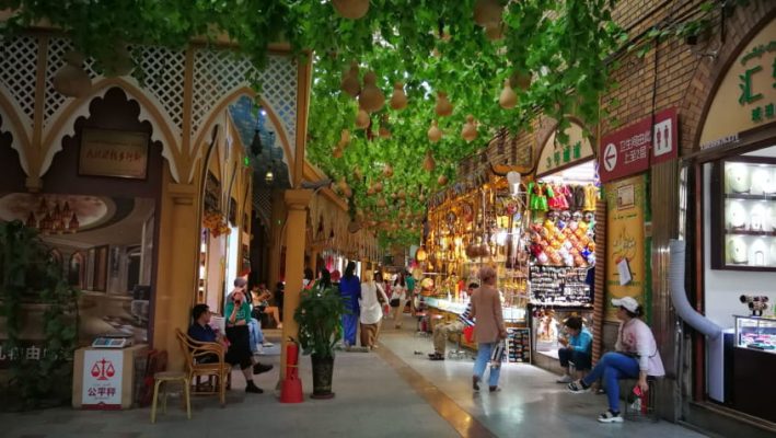 chợ đêm quốc tế Grand Bazaar - quầy hàng đa dạng